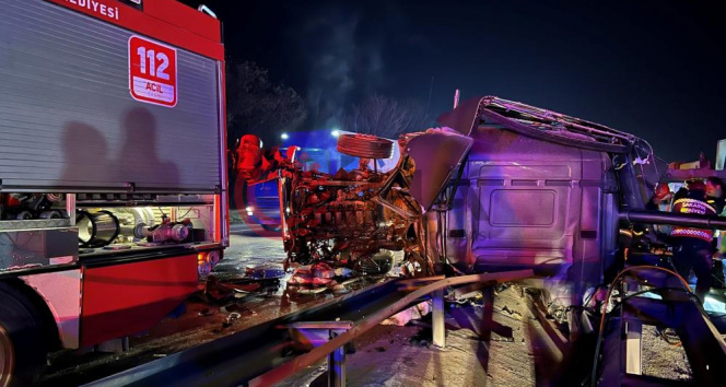 Anadolu Otoyolunda feci kaza: Devrilen tırda sıkışan sürücü hayatını kaybetti