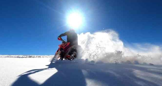 Motosiklet tutkunları karla kaplanan 3 bin rakımda ki Esence’de adrenaline doydu