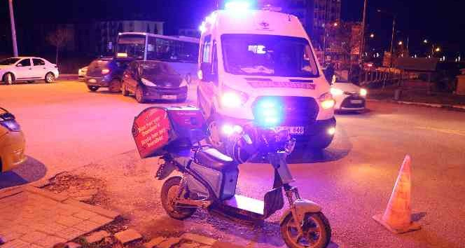 Edirne’de otomobille çarpışan motosikletli kurye yaralandı