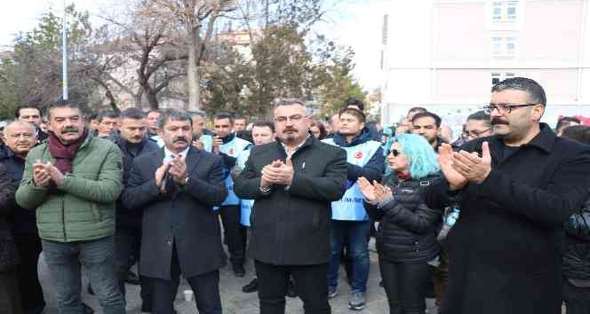 Eğitim sendikalarından öğretmenin darp edilmesi ve öğrencilere sigara satışına alkışlı protesto