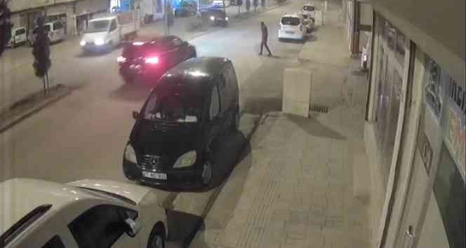 Nusaybin’de sürücü dönüşünü aldıktan sonra refüjü aşıp karşı duvara çarptı