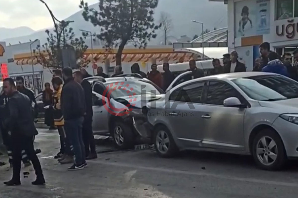 Tatvan’da zincirleme kaza: 3 yaralı