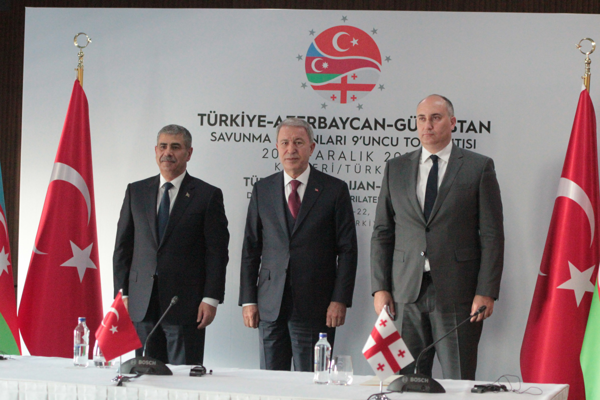 Azerbaycan Savunma Bakanı Hasanov: 'Biz tüm komşu ülkelerle ilişkilerimizin ve işbirliğimizin gelişimine önem veriyoruz'