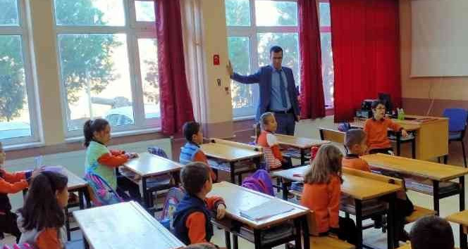 Müdür Yıldırak, okulların eksikliklerini yerinde tespit ediyor