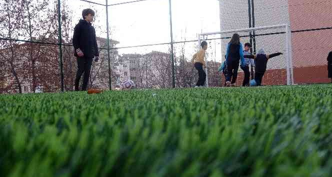 Yozgat’ta öğrencilerin sporla iç içe olması için semt sahaları yapılıyor