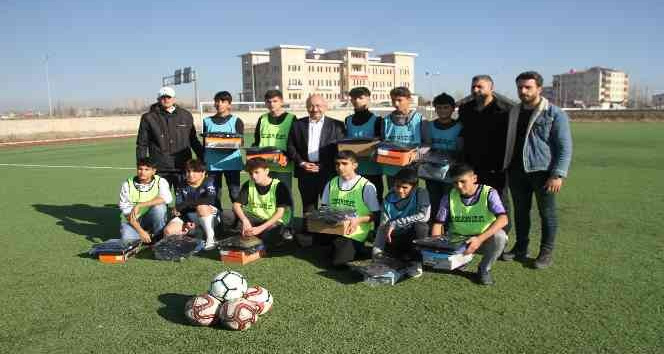 Bulanık Bilicanspor’a malzeme desteği