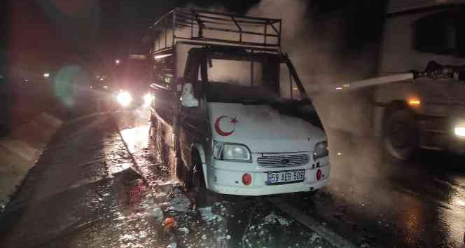 Seyir halindeki kamyonet alev aldı