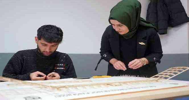Öğrenciler, bu kurs sayesinde hem uçak yapmayı öğreniyor hem de el becerilerini geliştiriyor
