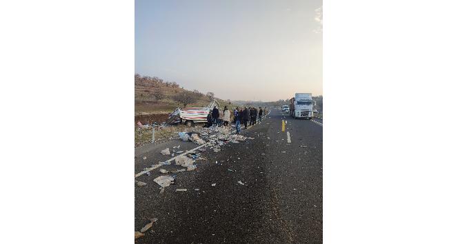 Mardin’de tır yol kenarında bekleyen kamyonete çarptı: 3 yaralı
