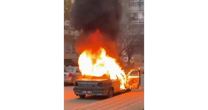 Otomobil alev topuna döndü, o anlar kameraya yansıdı