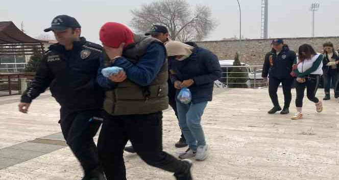 Sahte bungalov ev ve kiralık araç siteleri üzerinden bin kişiyi dolandırdılar