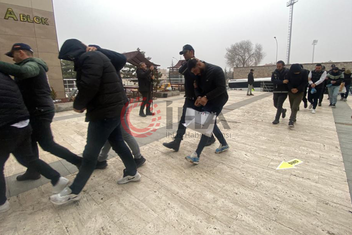 Sahte bungalov ev ve kiralık araç siteleri üzerinden bin kişiyi dolandırdılar