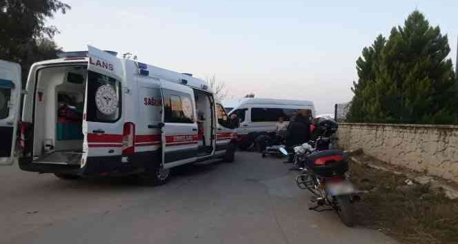 Servis minibüsü ile çarpışan motosikletin sürücüsü hayatını kaybetti