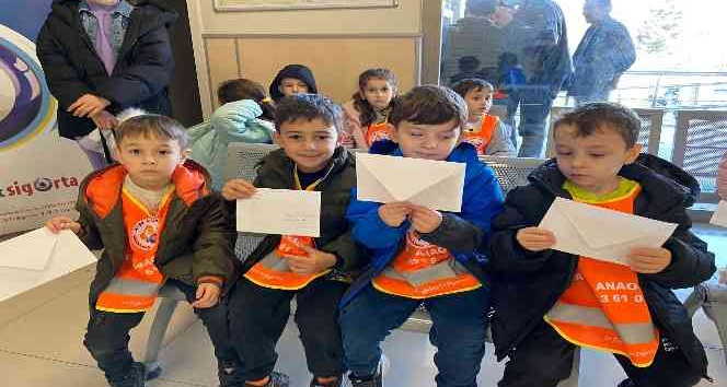 Miniklerden ailelerine yılbaşı kartı