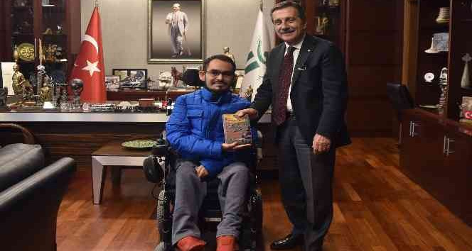 Kitabını Başkan Ataç’a armağan etti