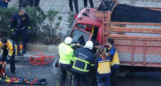 Hurdaya dönen kamyonetten sağ çıktılar: 2 yaralı