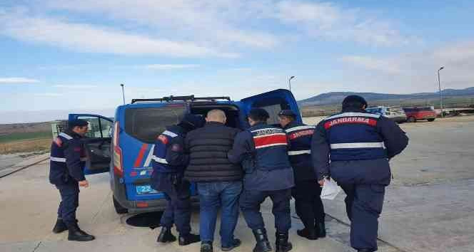 "Kasten adam öldürme" suçundan aranan zanlı jandarmadan kaçamadı