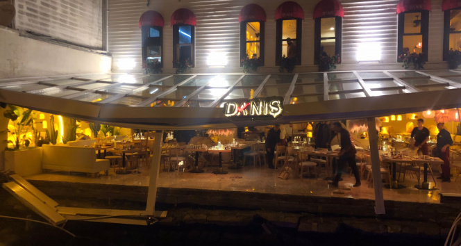 Beşiktaşta restoranın balkonu çöktü, denize düşenleri itfaiye kurtardı