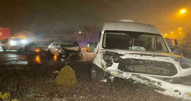 Aşırı siste işçi servisi ile otomobil böyle çarpıştı: 2’si ağır 10 yaralı