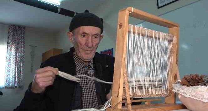 Yaşlı çiftin öğrenme azmi, görenleri hayran bırakıyor