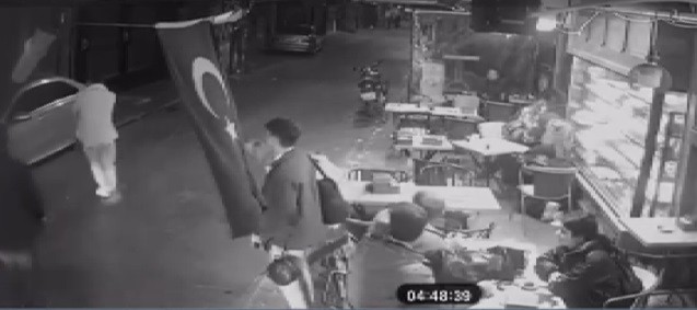 Sarmaş dolaş yürüdüler daha sonra bıçak ve silahla kavga ettiler