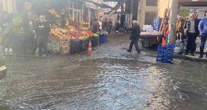 Sondaj sırasında boru patladı, yollar trafiğe kapatıldı