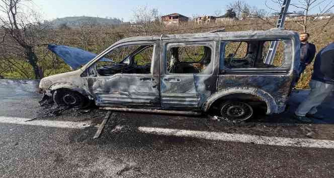 Seyir halindeki araç yandı