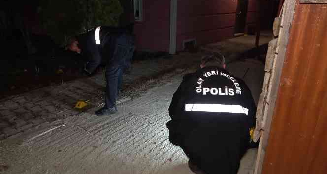 Gece yarısı korku dolu anlar yaşattı: Tartıştığı arkadaşının evine kurşun yağdırdı