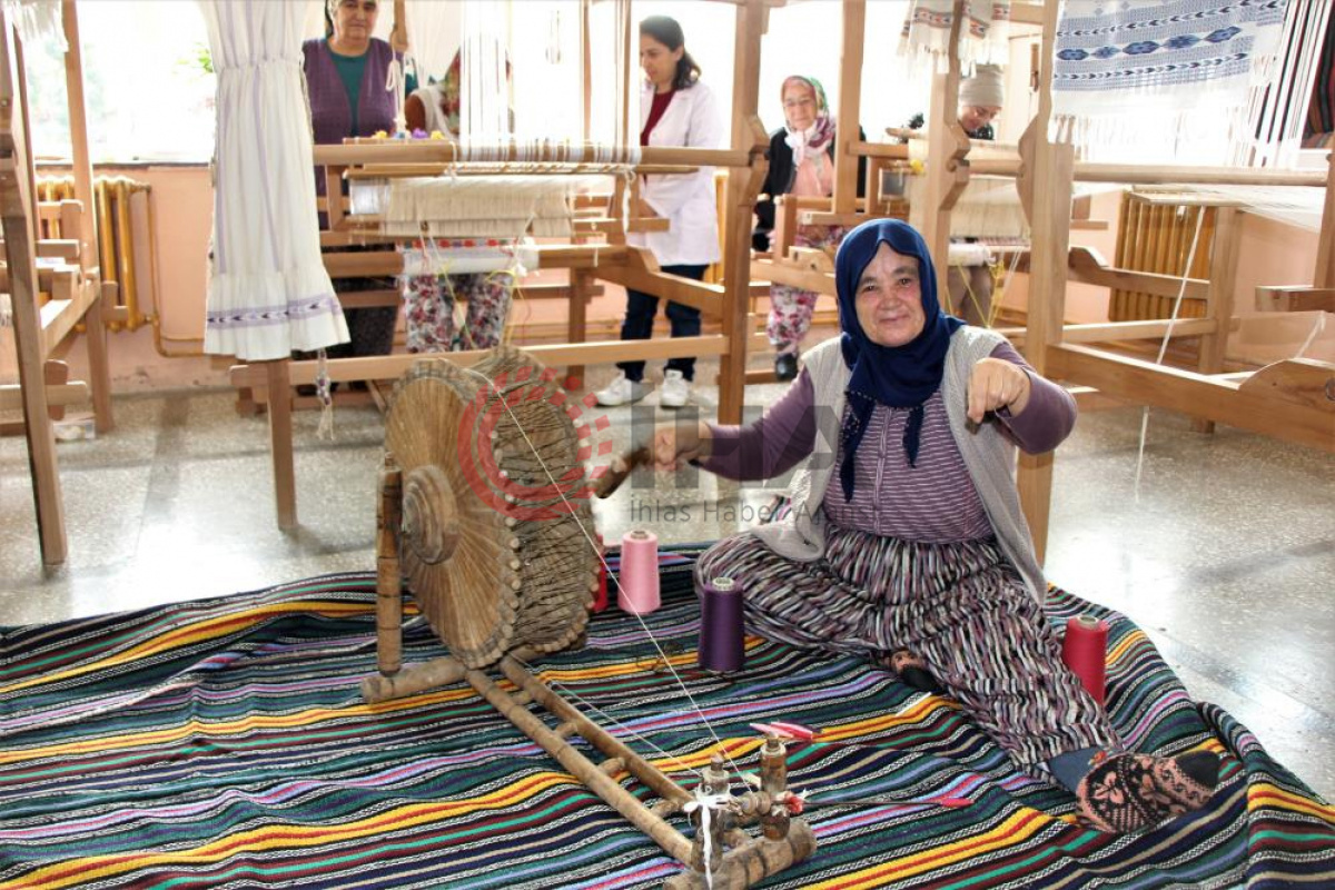 Amasyalı nineler 250 yıllık Yassıçal çuha dokumasını öğreniyor