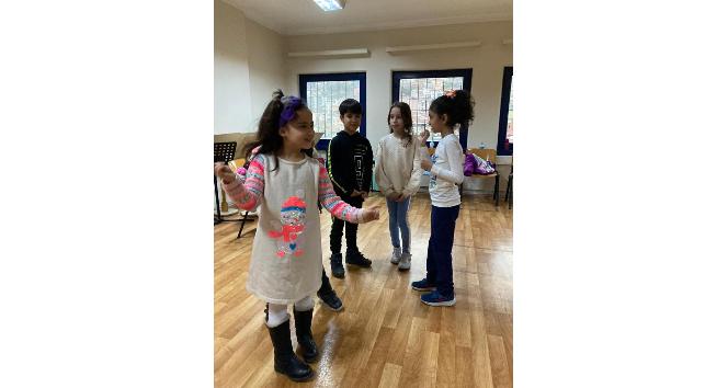 İzmit’te minikler drama eğitimi alıyor