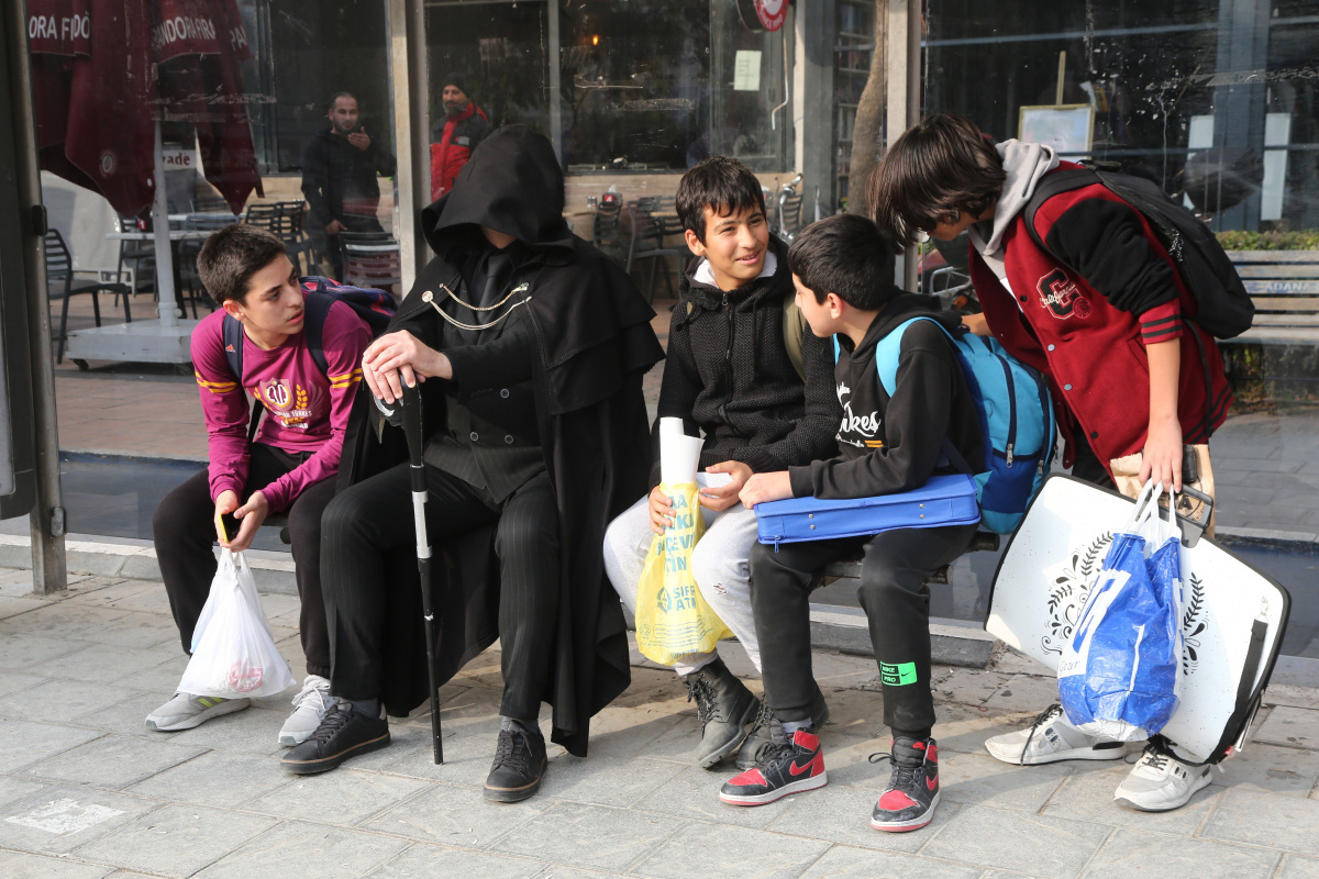 Filmdeki kostümüyle sokağa çıktı, Adanalıları korkuttu