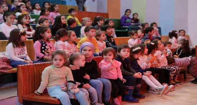 Yalova’da çocuklar tiyatro ile eğlenmeye devam ediyor