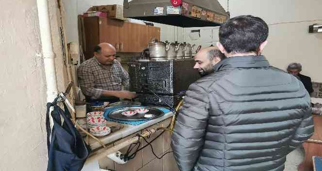 29 yıllık çay ocağı ile önce çocuklarını, şimdi torunlarını okutuyor
