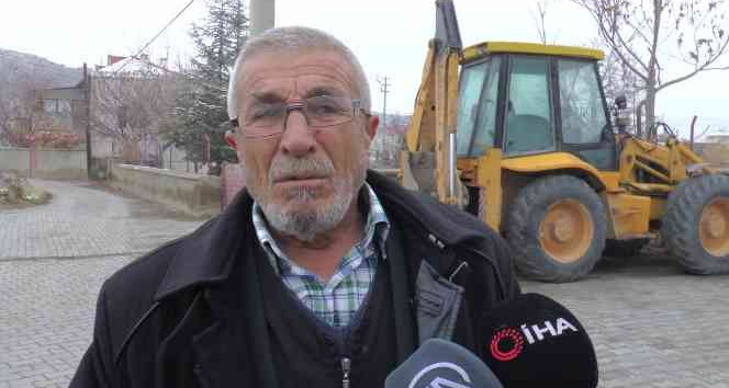 Yolda 9 köpeğin arasında kalan vatandaşın yaşadığı dehşet kamerada