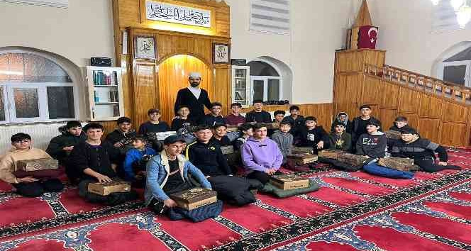 Tokat’ta camiye giden çocuklar ödüllendirildi