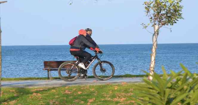 Ordu’da kış mevsiminde yaz havası sahilleri doldurdu