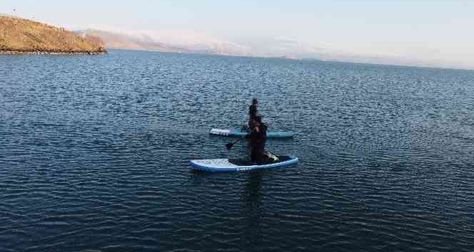 Çıldır Gölü’nde kürek sörfü drone ile görüntülendi