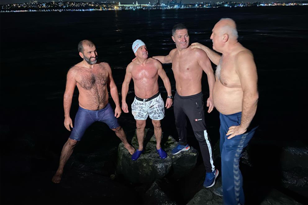 Yeni yılı Sarayburnu&#039;nda buz gibi havada denize girerek kutladılar
