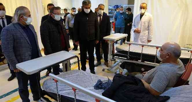 Vali Polat, yılbaşı gecesi çalışan kamu görevlilerini ziyaret etti