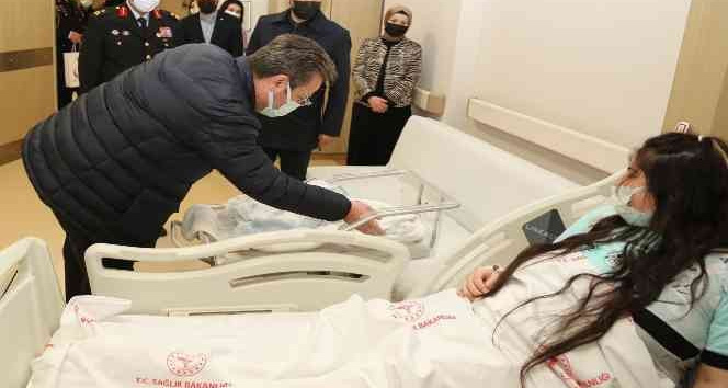 Vali Ünlü’den yeni yılın ilk bebeklerine ziyaret
