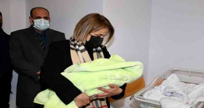 Yeni yılın ilk bebeği dünyaya geldi