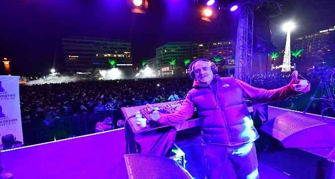 İzmirliler 2022’ye müzikle girdi