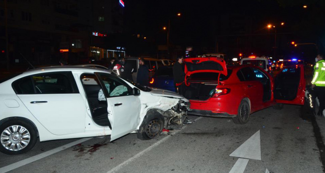 Antalyada 5 aracın karıştığı zincirleme kaza: 2 yaralı