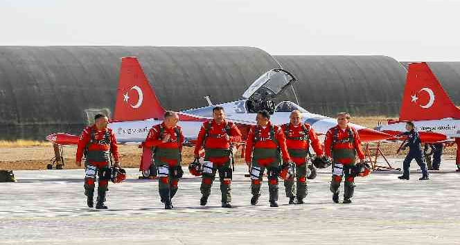 Türkiye’nin hava akrobasi timi "Türk Yıldızları" kapılarını İHA’ya açtı