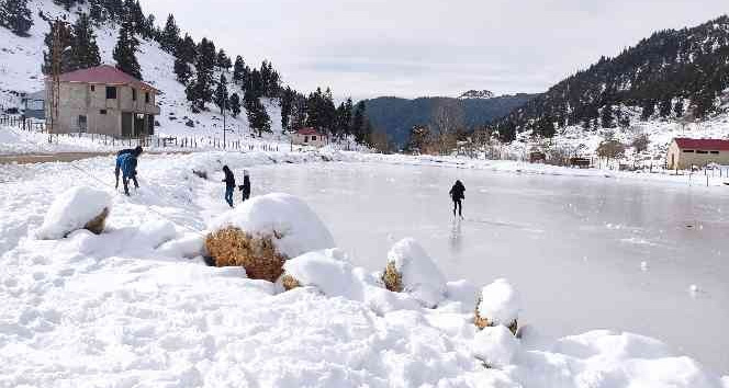 Adana Göller Yaylası buz tutunca eğlence merkezine döndü