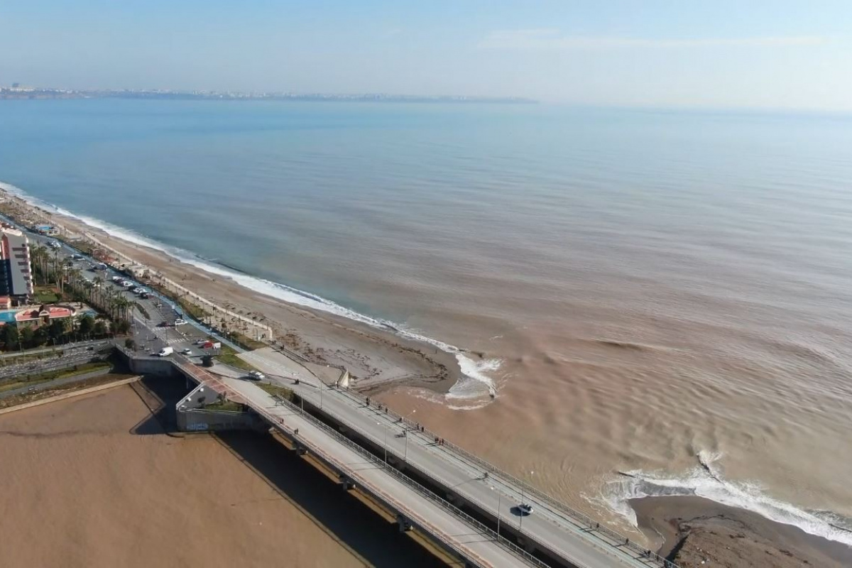 Dünyaca ünlü sahildeki çamur kirliliği havadan görüntülendi