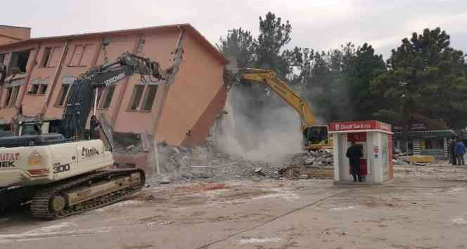 Bina yıkılırken tehlikeye aldırış etmeden para çektiler