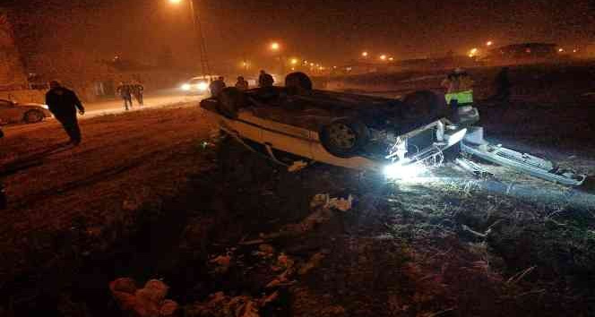 Oto fareleri polisten kaçarken kaza yaptı