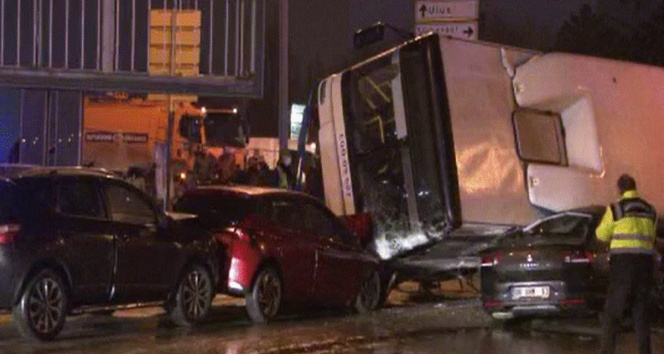 Ankarada belediye otobüsü iki aracın üzerine devrildi: 14 yaralı