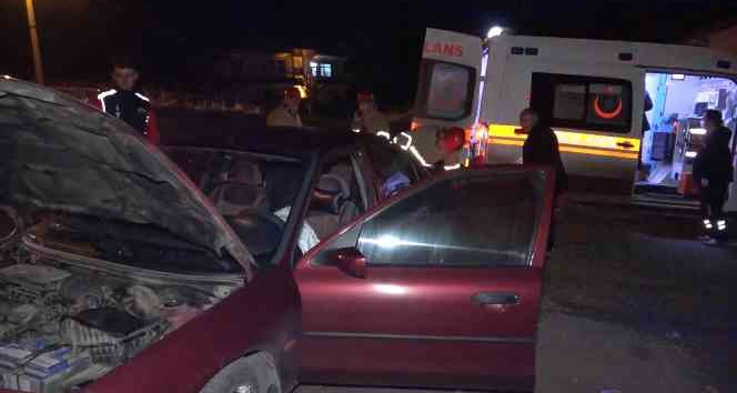 Telefon direğine çarpan otomobil evin bahçesine uçtu: 1 yaralı